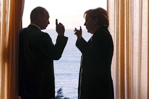 ITAR-TASS 94: SOCHI, RUSSIA. JANUARY 21. President of Russia Vladimir Putin (L) and German Chancellor Angela Merkel gesture as they talk near the window at Bocharov Ruchei presidential residence outside the Black Sea resort of Sochi.  Highlight TASS_427900
