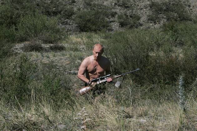 ITAR-TASS 107: TUVA REPUBLIC, RUSSIA. SEPTEMBER 3. Russian President Vladimir Putin holds a rifle while on vacation near the foothills of the Western Sayan Mountains in the Republic of Tuva, August 15, 2007.  TASS_506993