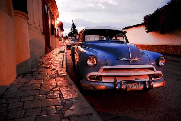 Altes blaues Auto abends in San Christobal de las Casas, Mexico ibxphb01333191