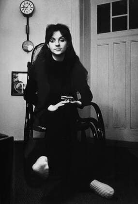 Junge Frau im Schaukelstuhl, DDR, 1975 iblnit01488820