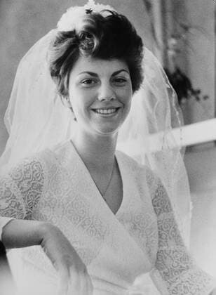 Junge Frau im Brautkleid, Leipzig, Sachsen, DDR, 1975 iblnit01488868