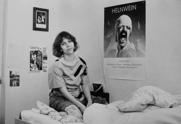 Junge Frau, Studentin, mit Plakat von Helnwein, Leipzig, Sachsen, DDR, ca. 1986 iblnit01488887