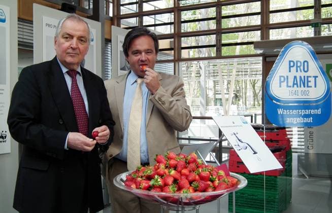 19.04.2010 Berlin-DEU : Klaus TÖPFER, Prof. Dr., Direktor des Potsdam Instituts für Klimaforschung, links, und Alain CAPAROSS, (französischer) Vorstandsvorsitzender der REWE Group, aufgenommen während einer Pressekonferenz des Unternehmens zu einer Nachhaltigkeitskampagne mit dem Label Pro Planet , Vorstellung des Labels Pro Planet