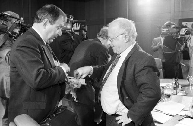 Bauminister Klaus Töpfer (li.) und Arbeitsminister Norbert Blüm (beide Deutschland CDU) während einer Kabinettssitzung in Bonn