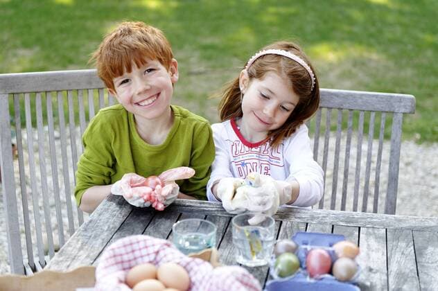 Kinder beim Ostereier färben, Ostereier bemalen, Ostervorbereitung ibldwb01496384