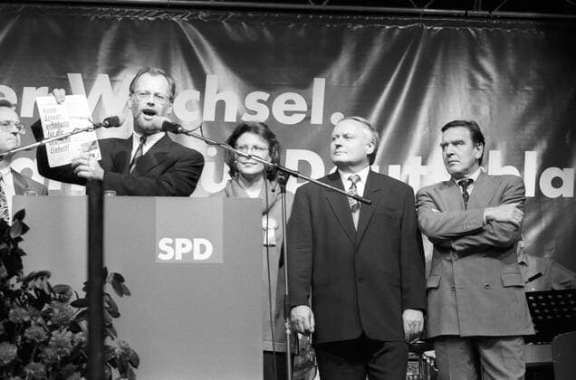 V.r.n.l.: Gerhard Schröder (Ministerpräsident Niedersachsen), Oskar Lafontaine (Ministerpräsident Saarland), Heidemarie Wieczorek-Zeul und Kanzlerkandidat Rudolf Scharping (alle Deutschland SPD) während einer Wahlkampfveranstaltung in Frankfurt am Main