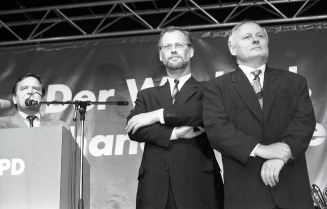 V.r.n.l.: Oskar Lafontaine (Deutschland SPD Ministerpräsident Saarland), Kanzlerkandidat Rudolf Scharping (Deutschland SPD) und Gerhard Schröder (Deutschland SPD Ministerpräsident Niedersachsen) während einer Wahlkampfveranstaltung in Frankfurt am Main