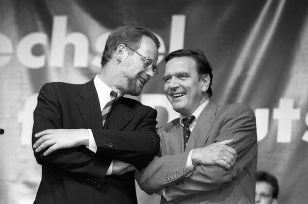 Kanzlerkandidat Rudolf Scharping (li., Deutschland SPD) und Gerhard Schröder (Deutschland SPD Ministerpräsident Niedersachsen) während einer Wahlkampfveranstaltung in Frankfurt am Main
