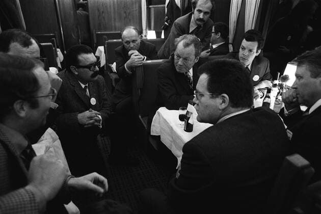 Bundeskanzler Willy BRANDT, Mitte., SPD, sitzt im Zug und spricht mit Journalisten, hier bei einer Wahlkampfreise im Speisewagen seines Sonderzugs, im Vordergrund sitzt sein persönlicher Referent Günter GUILLAUME, der später als DDR-Spion enttarnt wurde, 04.11.1972
