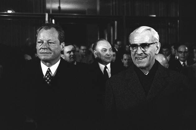 Bundeskanzler Willy BRANDT, links, SPD und der Vorsitzende des Ministerrats der DDR Willi STOPH, hier bei ihrem Treffen in Erfurt (DDR) zum ersten innerdeutschen Gipfelgespräch, 19.03.1970