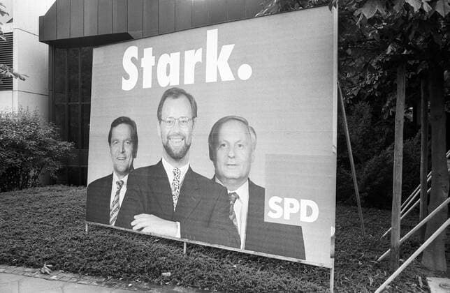 V.l.n.r.: Gerhard Schröder (Deutschland SPD Ministerpräsident Niedersachsen), Kanzlerkandidat Rudolf Scharping (Deutschland SPD) und Oskar Lafontaine (Deutschland SPD Ministerpräsident Saarland) auf einem Plakat der SPD zur Bundestagswahl