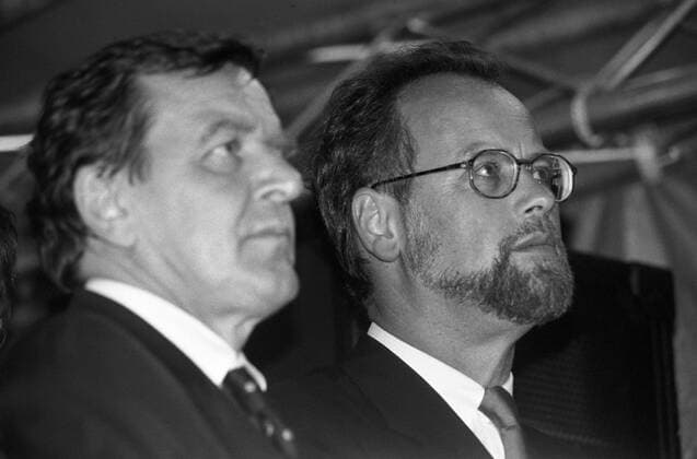 Kanzlerkandidat Rudolf Scharping (re., Deutschland SPD) und Gerhard Schröder (Deutschland SPD Ministerpräsident Niedersachsen) während einer Wahlkampfveranstaltung der SPD in Hannover