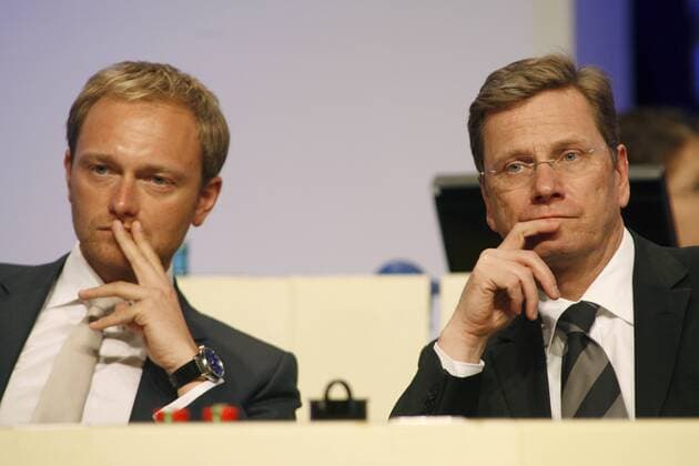FDP-Generalsekretär Christian LINDNER (links) im Gespräch mit FDP-Vorsitzendem Guido WESTERWELLE, FDP Bundesparteitag in Köln, 24.-25.04.2010, 24.04.2010.
