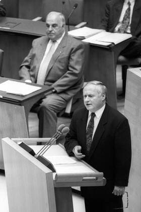 Oskar Lafontaine (Deutschland SPD Ministerpräsident Saarland) hält eine Rede unter den Augen von Bundeskanzler Helmut Kohl (li., Deutschland CDU) während der Haushaltsdebatte im Bundestag in Bonn