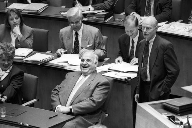 Bundeskanzler Helmut Kohl (vorn, Deutschland CDU) und Peter Struck (re., Deutschland SPD) während der Haushaltsdebatte im Bundestag in Bonn