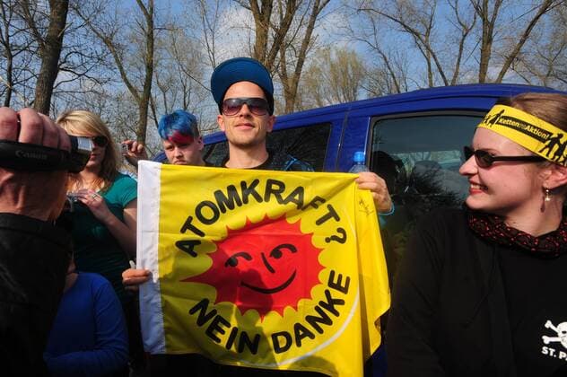 Thema: 120 km lange Menschenkette gegen den Betrieb von Atomkraftwerk und für den Ausstieg aus der Atomenergie vom Akw Brunsbüttel bis zum Akw Krümmel. Auf der Abschlusskundgebung singt der Hip Hopper Jan Delay.