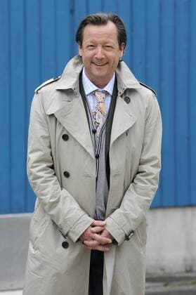 Matthias Brandt halbe Figur,spielt die Rolle des Hanns von Meuffels. Polizeiruf 110 neues Ermittlerduo .Fernsehserie,Krimi in der ARD,Schauspieler. Fototermin am Set,26.04.2010.
