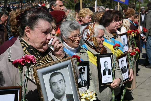 (100426) -- KIEV, April 26, 2010 (Xinhua) -- Women hold pictures of their husbands died in the Chernobyl nuclear accident during a commemoration ceremony marking the 24th anniversary of the accident in Kiev, capital of Ukraine, April 26, 2010. On April 26, 1986, the No. 4 reactor at the Chernobyl nuclear power plant exploded, which is considered the worst nuclear accident in history. (Xinhua Song Zongli) (lmz) (4)UKRAINE-CHERNOBYL-COMMEMORATION 