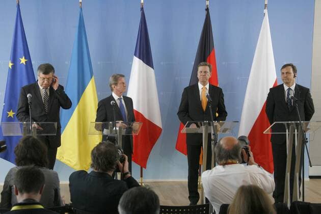 Pressekonferenz mit von links Kostjantyn HRYSCHTSCHENKO, Aussenminister der Ukraine, Bernard KOUCHNER, Aussenminister Frankreichs, Bundesaussenminister Guido WESTERWELLE und Radoslaw SIKORSKI, Aussenminister Polen, Treffen des sog. Weimarer Dreieck s in Bonn, 27.04.10.