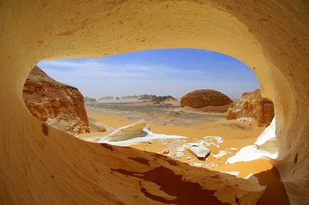 Felsenbogen in Wuestenlandschaft, Aegypten, Weisse Wueste Nationalpark arch in desert landscape, Egypt, White Desert National Park BLWS199614