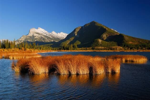 Vermillion Lake mit Mount Rundle und Sulphur Mountain im Abendlicht, Kanada, Alberta, Banff Nationalpark Vermillion Lake with Mount Rundle and Sulphur Mountain in evening light, Canada, Alberta, Banff National Park BLWS212211