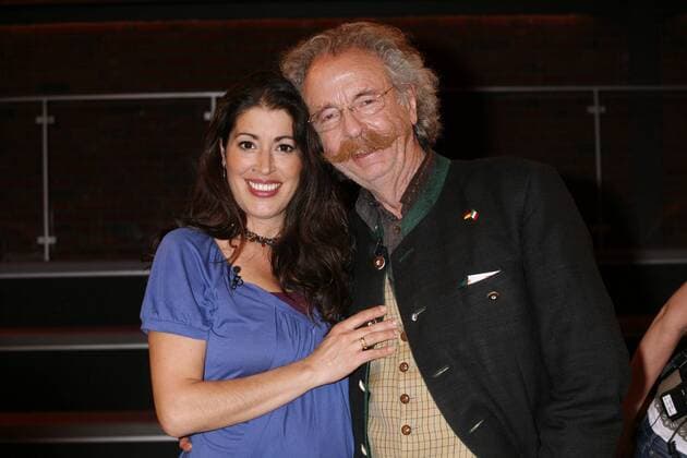 Jean Puetz, der Moderator mit seiner schwangeren Ehefrau Pina zu Gast in der ZDF Talkshow Markus Lanz am 29.4.2010 in Hamburg - 