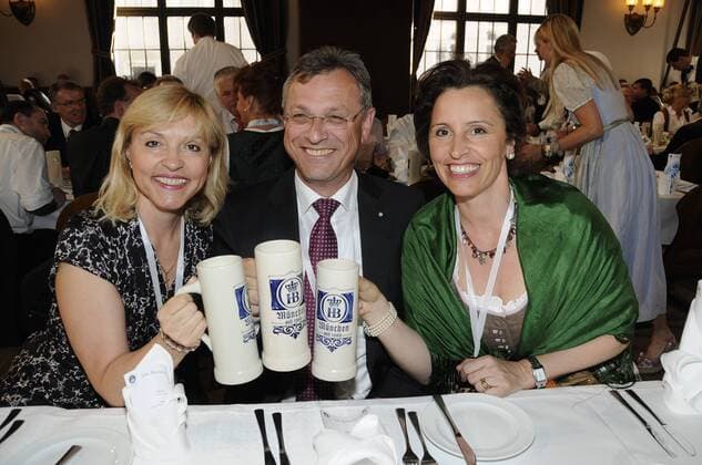 München 29.04 10 Hofbräuhaus - Hofbräu Maibock Anstich: L-R: Dr. Beate Merk, Siegfried Schneider, Christine Haderthauer