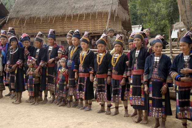 IMAGO Cultures of the world, Akha Volk in Laos Frauen der Akha Loma Ethnie stehen in einer Reihe, traditionelle Kleidung, Tracht, Dorf, Distrikt Muang Mai, Provinz Phongsali, Laos, Südostasien, Asien iblsau01486598
