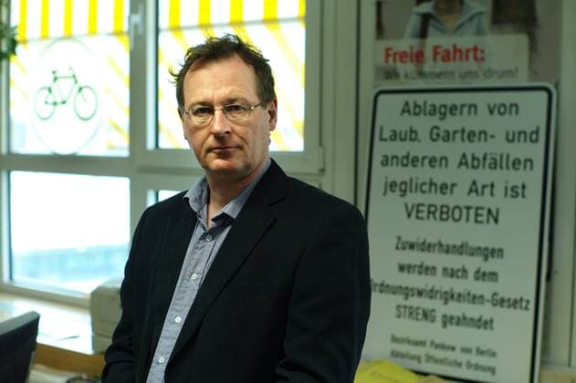 Jens-Holger Kirchner (Bündnis 90 Die Grünen), Bezirksstadtrat und Leiter der Abteilung Öffentliche Ordnung am 31.03.10 in seinem Büro. Berlin