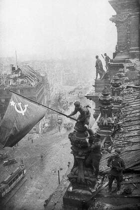 Ikonische Bilder der Zeitgeschichte Germany. The Victory Banner was raised on the Reichstag.  TASS_464669