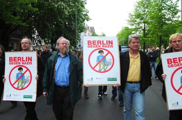 Thema: Nazi - Aufmarsch zum 1. Mai an der Bornholmer Brücke. Wolfgang Thierse (2.v.li., SPD Vizepräsident des Deutschen Bundestages), Wolfgang Wieland (2.v.re., Bündnis 90 Die Grünen), Bezirksbürgermeister Matthias Köhne (li.) und Günter Piening (re.) demonstrieren auf der Bornholmer Strasse mit einem Plakat mit der Aufschrift: Berlin gegen Nazis gegen den Nazi - Aufmarsch.