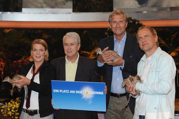 Moderator Frank Elstner (2.v.re.) mit seinen prominenten Gästen Uwe Ochsenknecht (re.), Mirja Boes und Ulrich Wickert in der ARD-Sendung - Das unglaubliche Quiz der Tiere - 