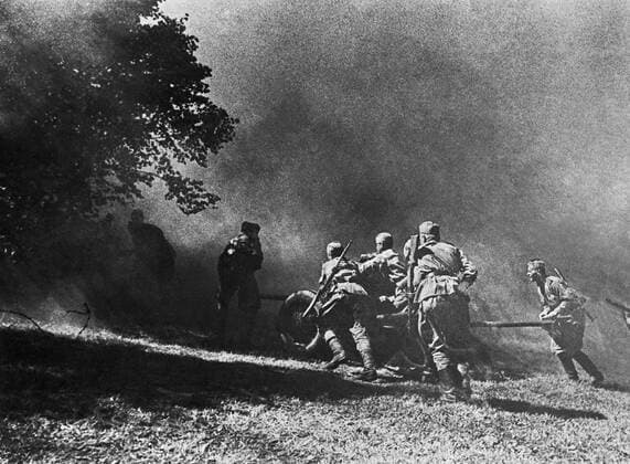 Battle of Kursk. Artillerymen move their guns.  TASS_322370