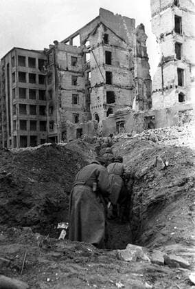 IMAGO History, Zweiter Weltkrieg: 1939 - 1945 Stalingrad. Soldiers of the 13th rifle division of Guards take a firing position.  TASS_263855