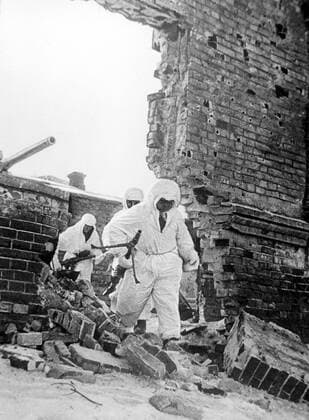 IMAGO History, Zweiter Weltkrieg: 1939 - 1945 Stalingrad. January 1943. A battle in the ruined city.  TASS_263894