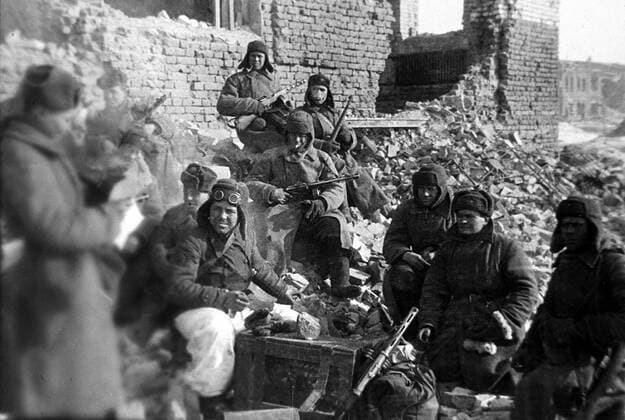 IMAGO History, Zweiter Weltkrieg: 1939 - 1945 Stalingrad, January of 1943. A smoke break.  TASS_264464