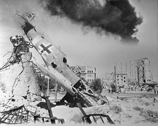 IMAGO History, Zweiter Weltkrieg: 1939 - 1945 Great Patriotic War. Stalingrad. A shot German fighter Me 109.  TASS_81241