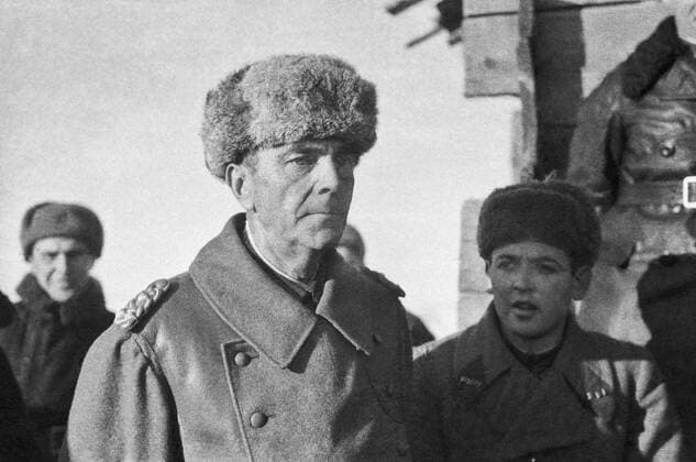 IMAGO History, Zweiter Weltkrieg: 1939 - 1945 STALINGRAD, USSR. German field marshal Friedrich Paulus pictured after his capture at Stalingrad (now Volgograd) in early 1943. At right is interpreter L. Bezymensky.  TASS_466750