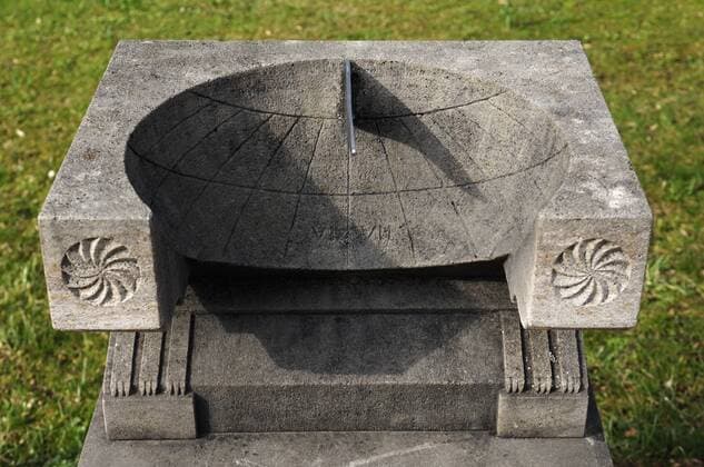  Kopie einer römische Sonnenuhr einer sogenannten Skaphe , um 75 nach Christus, im Park von Badenweiler, Baden-Württemberg, Deutschland, Europa iblmzc01525600