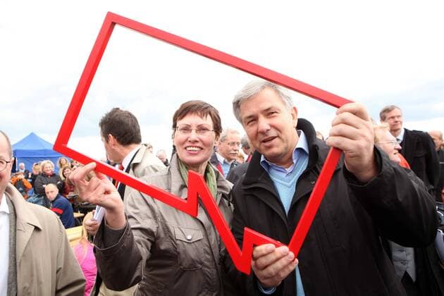 Stadtentwicklungssenatorin Ingeborg Junge-Reyer (l, SPD) und der Regierende Bürgermeister von Berlin, Klaus Wowereit (SPD), bei der Eröffnung des Tempelhofer Felds am 08.05.10. Der neue Park auf dem Gelände des ehemaligen Flughafen Tempelhofs ist von Sonnenaufgang bis Sonnenuntergang für jeden kostenlos geöffnet. Eröffnung des Tempelhofer Felds, 08.05.10, Berlin