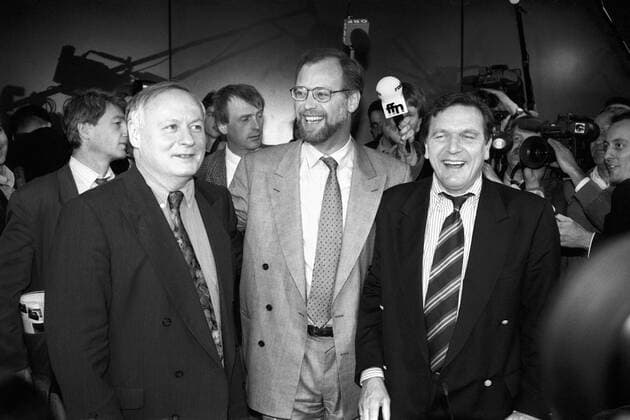 Rudolf Scharping (Mitte, Deutschland SPD-Bundesvorsitzender), Oskar Lafontaine (li., Deutschland SPD Ministerpräsident Saarland) und Gerhard Schröder (Deutschland SPD Ministerpräsident Niedersachsen) während einer SPD-Bundesvorstandssitzung in Bonn