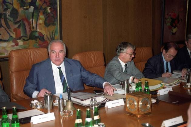 Bundeskanzler Helmut Kohl (li., BRD CDU) und Rudolf Seiters (2.v.li., BRD CDU Bundesminister für besondere Angelegenheiten) während einer Kabinettssitzung in Bonn