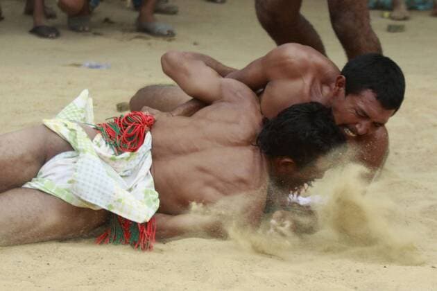 IMAGO Cultures of the world, Wayuu Volk in Kolumbien (100515) -- URIBIA, May 15, 2010 (Xinhua) -- Wayuu men perform wrestling during the 24th Wayuu culture festival in Uribia, north Colombia, May 14, 2010. The 3-day 24th Wayuu culture festival opened here on Friday. (Xinhua Juan Perez) (gj) (1)COLOMBIA-URIBIA-WAYUU CULTURE FESTIVAL 