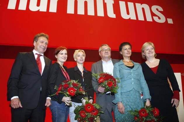 Die neue Führungsspitze der Linken (von links) Vorsitzender Klaus ERNST, die stellvertretenden Vorsitzenden Katja KIPPING, Halina WAWZYNIAK, Klaus BIERBAUM, Sahra WAGENKNECHT und Parteivorsitzende Gesine LÖTZSCH, 2. Parteitag der Partei DIE LINKE in Rostock, 15.05.2010.