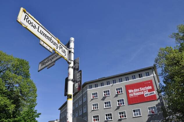 Straßenschild und Karl-Liebknecht-Haus in Berlin