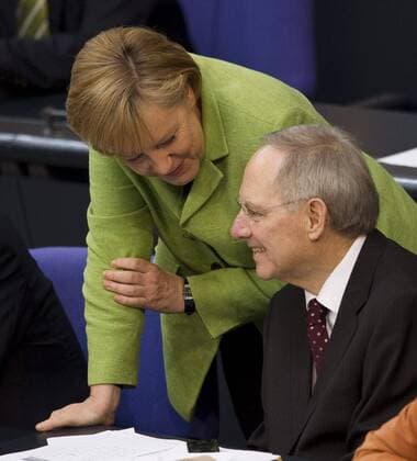 Bundeskanzlerin Angela Merkel (l CDU) im Gespräch mit Bundesfinanzminister Wolfgang Schäuble (CDU), Debatte und Abstimmung über einen Gesetzesentwurf zu Stabilisierungsmaßnahmen für den Euro. 44.Plenarsitzung im Deutschen Bundestag, Berlin am 21.05.2010