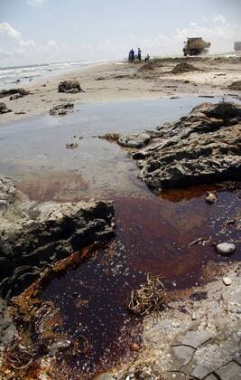 A pool of oil collects on the beach of Elmer s Island, Louisiana, May 21, 2010. Crude oil from the sunken Deepwater Horizon oil rig has begun to wash up on the marshes and beaches of South Louisiana.  NOP2010052105
