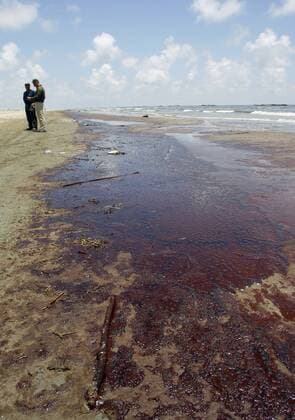 A pool of oil collects on the beach of Grand Isle, Louisiana, May 21, 2010. Crude oil from the sunken Deepwater Horizon oil rig has begun to wash up on the marshes and beaches of South Louisiana.  NOP2010052109