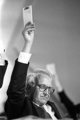 Edmund Stoiber (Deutschland CSU Ministerpräsident Bayern) stimmt ab während eines CSU-Parteitags in München