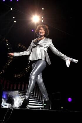 26.05.2010 oberhausen whitney houston gibt konzert in der arena im rahmen ihrer nothing but love tour . bereits nach dem ersten lied hat sie zum handtuch gegriffen um sich den schweiss abzuwischen .
